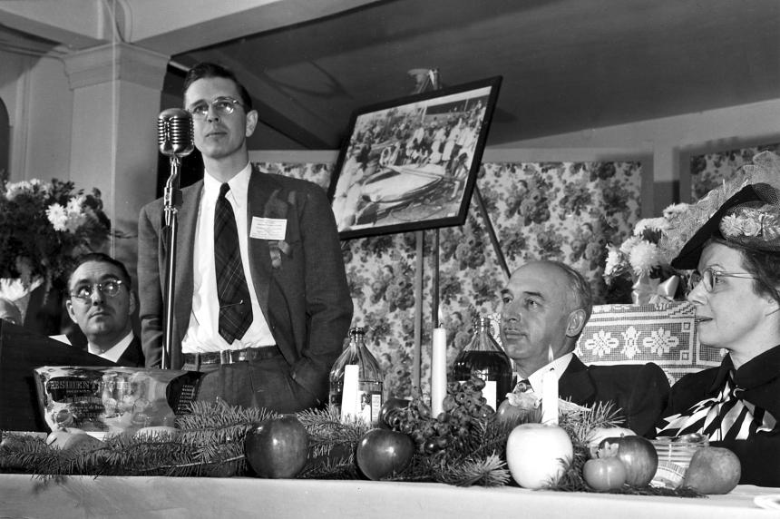 Dick Meister addresses the Washington State Horticultural Association meeting in 1948.