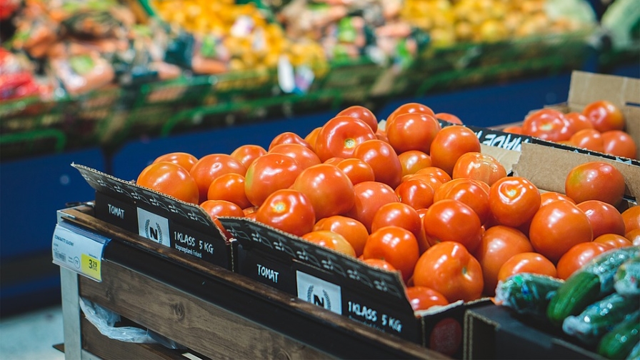 tomatoes-and-other-vegetables-in-grocery-store